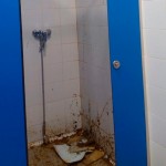 Agente de Movilidad se duchan entre aguas fecales