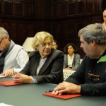 Ignacio Herrero Sec. Sector Local conversa con la Alcaldesa M. Carmena durante la firma