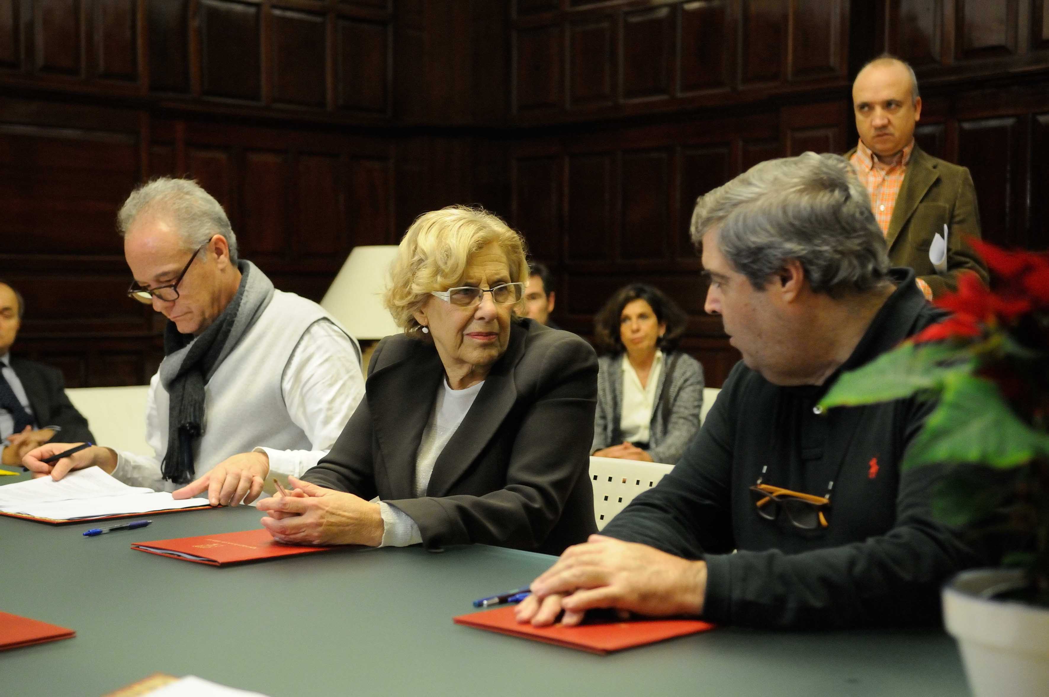 Ignacio Herrero Sec. Sector Local conversa con la Alcaldesa M. Carmena durante la firma