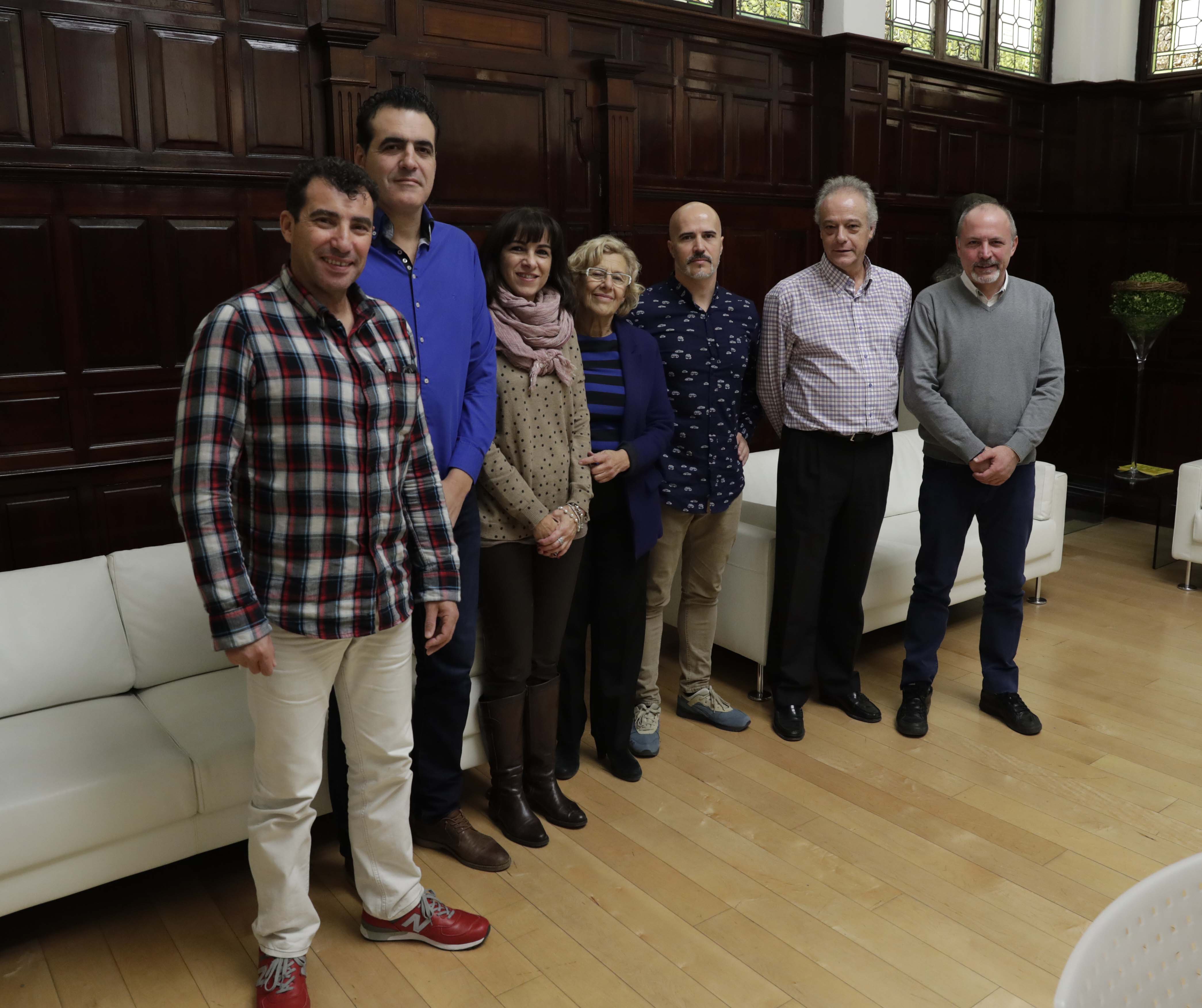 Miembros de la Plataforma Sindical con Manuela Carmena